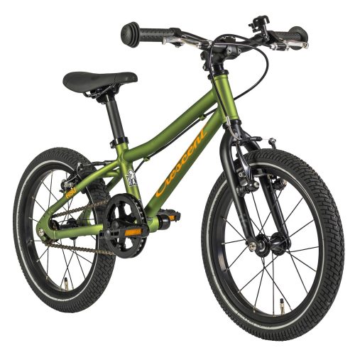 En grön Crescent Rask R80 barncykel visas i en studio med stark belysning. Cykeln har en 16-tums ram och svarta däck. Perfekt för unga cyklister som lär sig cykla.