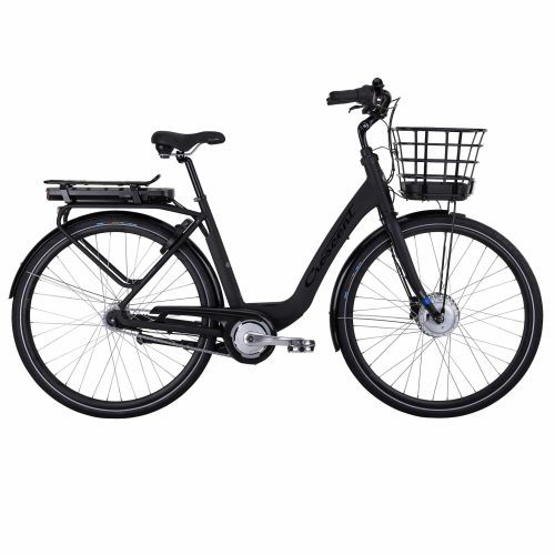 En svart elektrisk cykel med korg fram, pakethållare bak och stänkskärmar, sedd från sidan mot en vit bakgrund.
