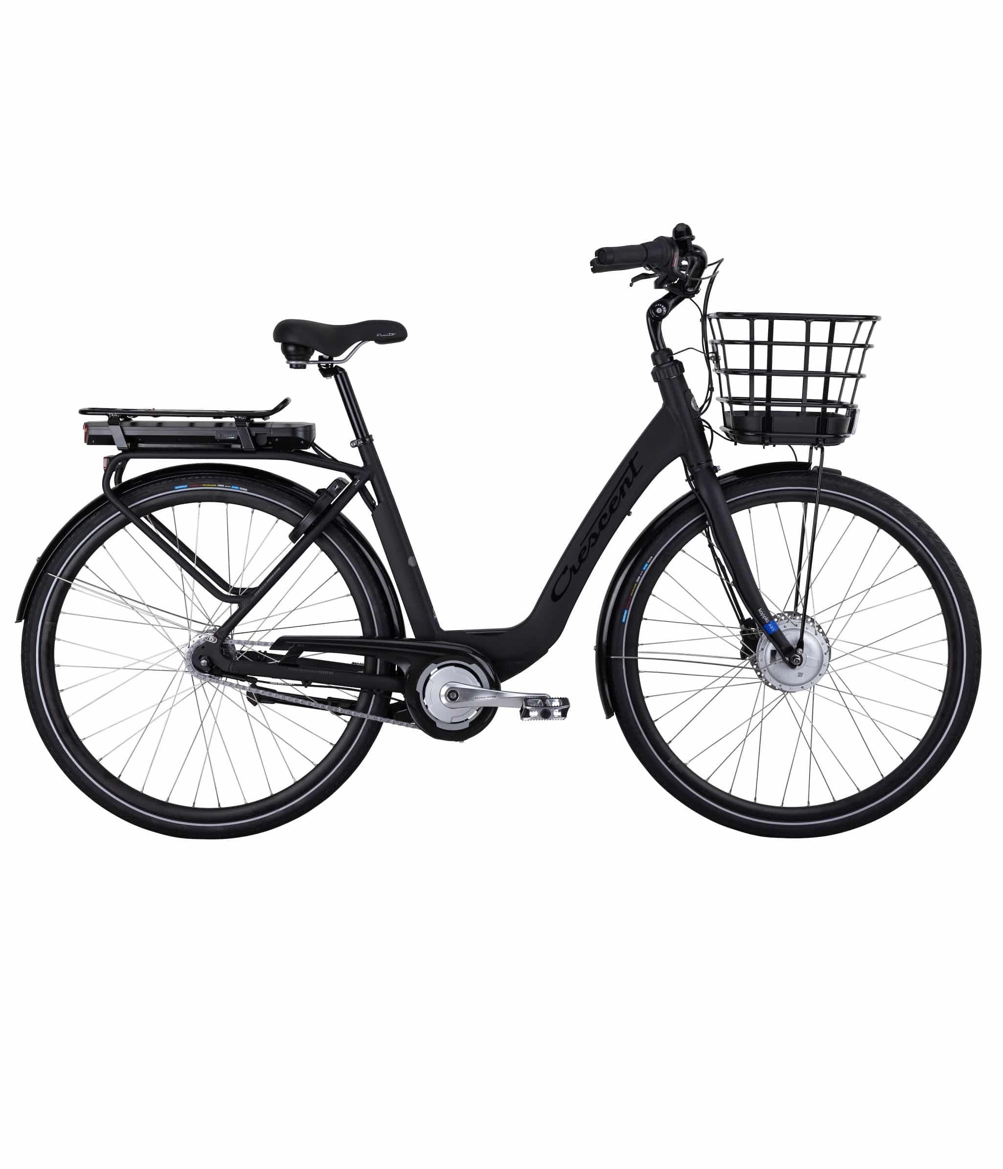 Crescent-elma-blackmatt.jpg En svart elektrisk cykel med korg fram, pakethållare bak och stänkskärmar, sedd från sidan mot en vit bakgrund.
