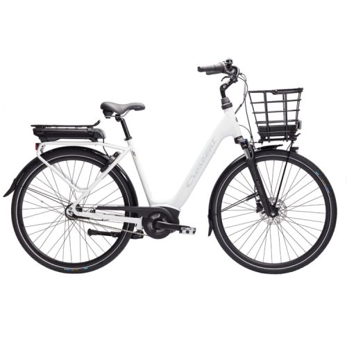 En vit Crescent elcykel står i bra ljus mot en vit bakgrund. Cykeln har en korg fram och batteriet bak, vilket framhäver dess praktiska design.