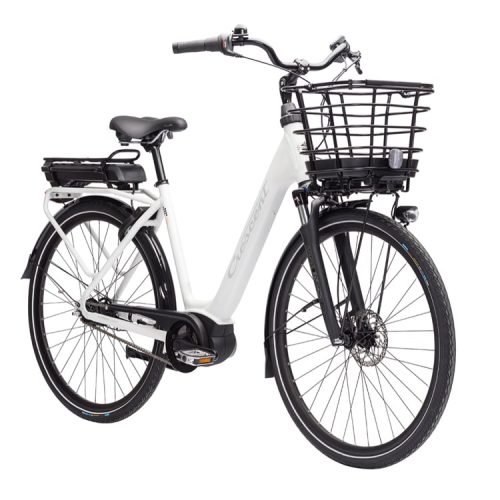 En elegant, vit Crescent elcykel står i studioljus. Detaljer som den svarta korgen fram, skärmar och batteriet bak framhävs i den klara belysningen.