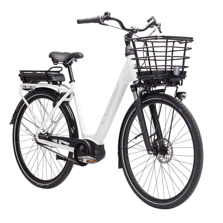 Crescent_Elvira2.jpg En elegant, vit Crescent elcykel står i studioljus. Detaljer som den svarta korgen fram, skärmar och batteriet bak framhävs i den klara belysningen.