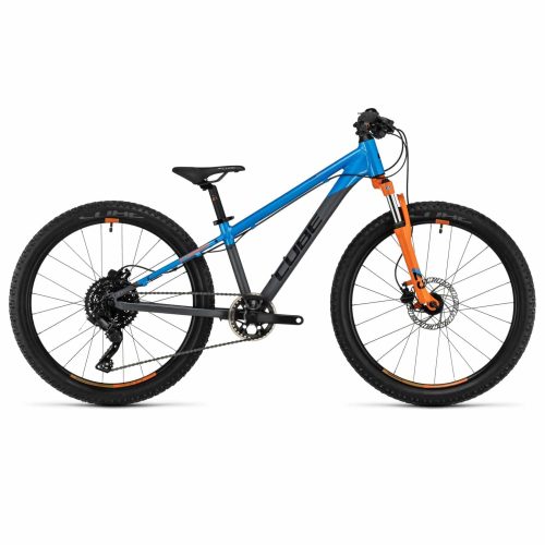 En blå och orange mountainbike visas i profil mot en vit bakgrund. Cykeln har ett sluttande överrör, framgaffel med fjädring, skivbromsar och knobbydäck som är utformade för terrängkörning.