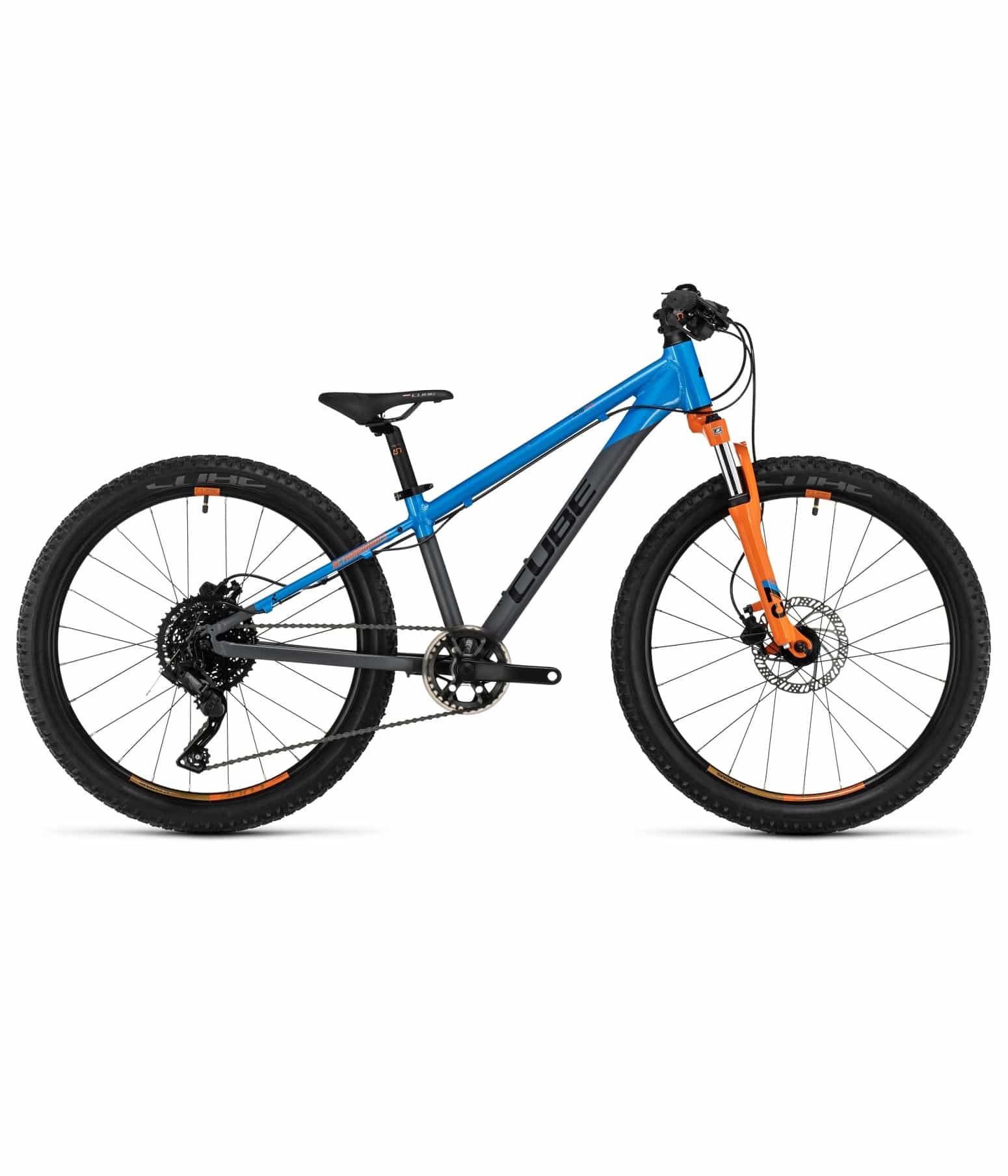 Cube-ACID-240-disc-BL-orange.jpg En blå och orange mountainbike visas i profil mot en vit bakgrund. Cykeln har ett sluttande överrör, framgaffel med fjädring, skivbromsar och knobbydäck som är utformade för terrängkörning.