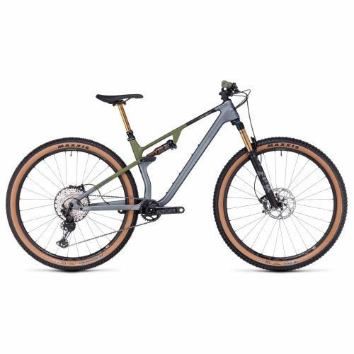 MTB 29" Cube Ams One11 C:68X TM är en heldämpad mountainbike med grå och olivgrön ram, bruna fälgar, svart sadel, skivbromsar och knobbydäck, visad i profil mot en vit bakgrund.