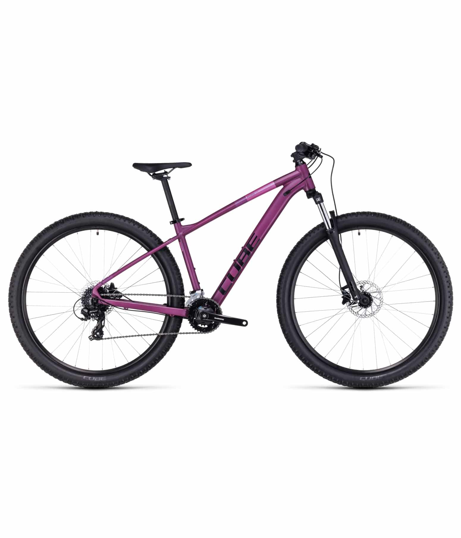 Cube-Access-WS-23.jpg En lila Cube mountainbike med framgaffel med fjädring, svart sadel, platt styre och stora knobbiga däck, visad i profil mot en vit bakgrund.