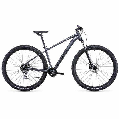 En grå Cube Access WS EXC 29" mountainbike visas i studioljus. Cykeln har 29-tums hjul med Schwalbe Smart Sam däck och Shimano komponenter.