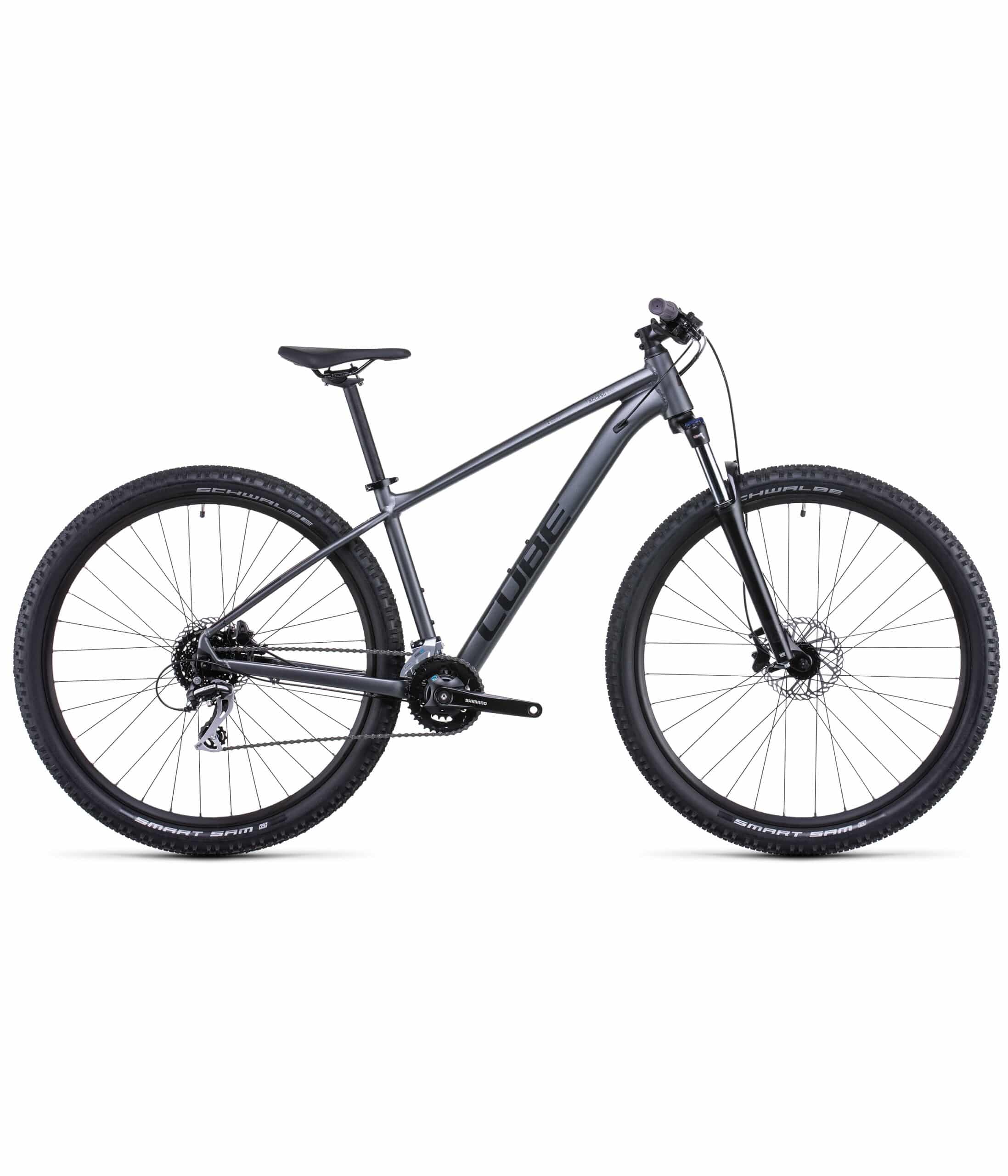 Cube-Access-WS-EXC-22-scaled-1.jpg En grå Cube Access WS EXC 29" mountainbike visas i studioljus. Cykeln har 29-tums hjul med Schwalbe Smart Sam däck och Shimano komponenter.
