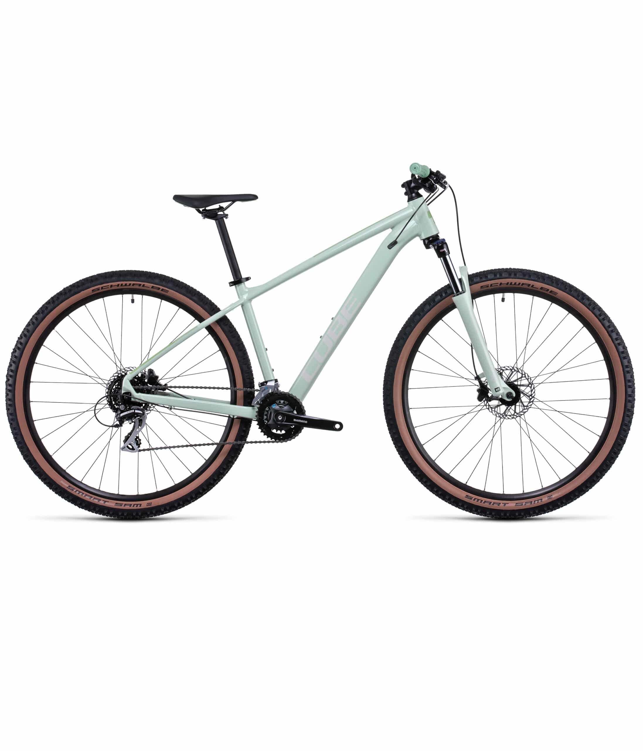 Cube-Access-WS-EXC-Stone-scaled-1.jpg En mintgrön mountainbike med svart sadel, svart styre och breda däck med solbruna sidoväggar, i profil mot en vit bakgrund.