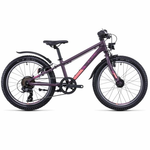 Barncykel 20" Cube Acid 200 allroad, 7s - Rosa är en rosa mountainbike för barn med lutande överrör, svart sadel, fram- och bakskärmar, tjocka däck och bakväxel, visad i profil mot en vit bakgrund.