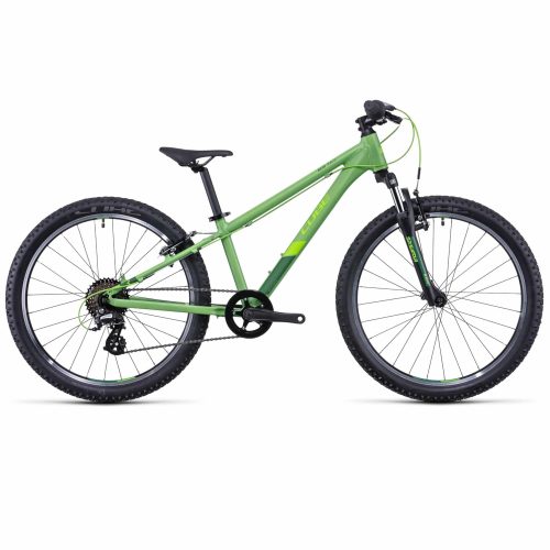 MTB Cube Acid 240 24" är en grön mountainbike med en lättviktsram, framfjädringsgaffel, platt styre, knobbydäck och en enkel kedjering fram, sedd från sidan mot en vit bakgrund.