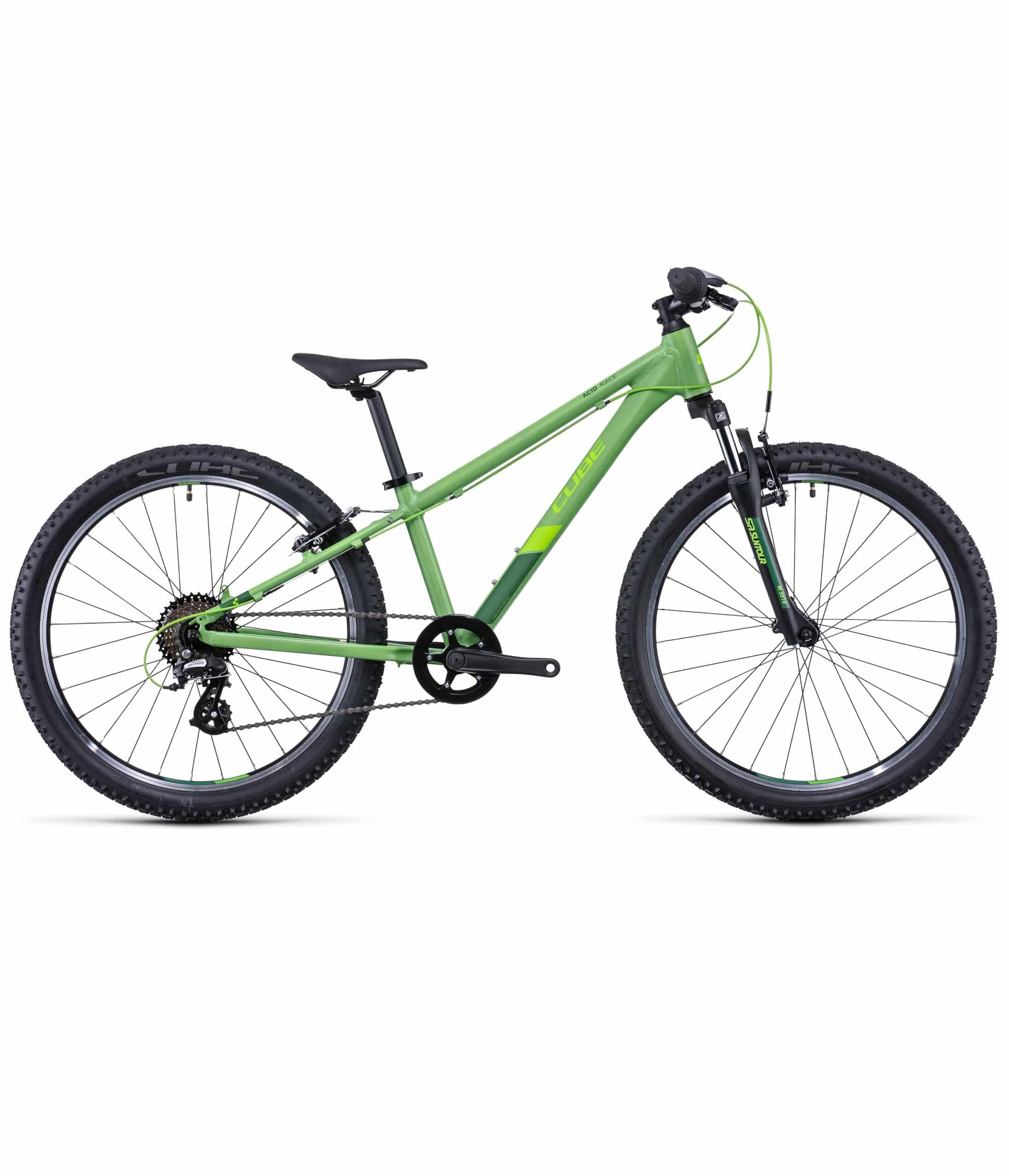 Cube-Acid-240-green-22-scaled-1.jpg MTB Cube Acid 240 24" är en grön mountainbike med en lättviktsram, framfjädringsgaffel, platt styre, knobbydäck och en enkel kedjering fram, sedd från sidan mot en vit bakgrund.
