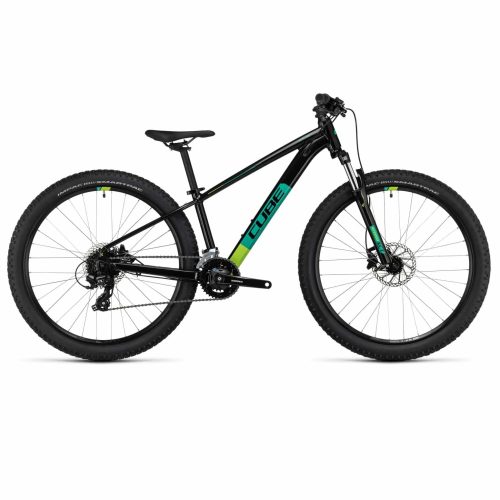 MTB Cube Acid 260 Disc 26" 2x8s i svart/grön har tjocka knobbydäck, en framgaffel med fjädring, skivbromsar och ett sluttande överrör - här från sidan mot en vit bakgrund.
