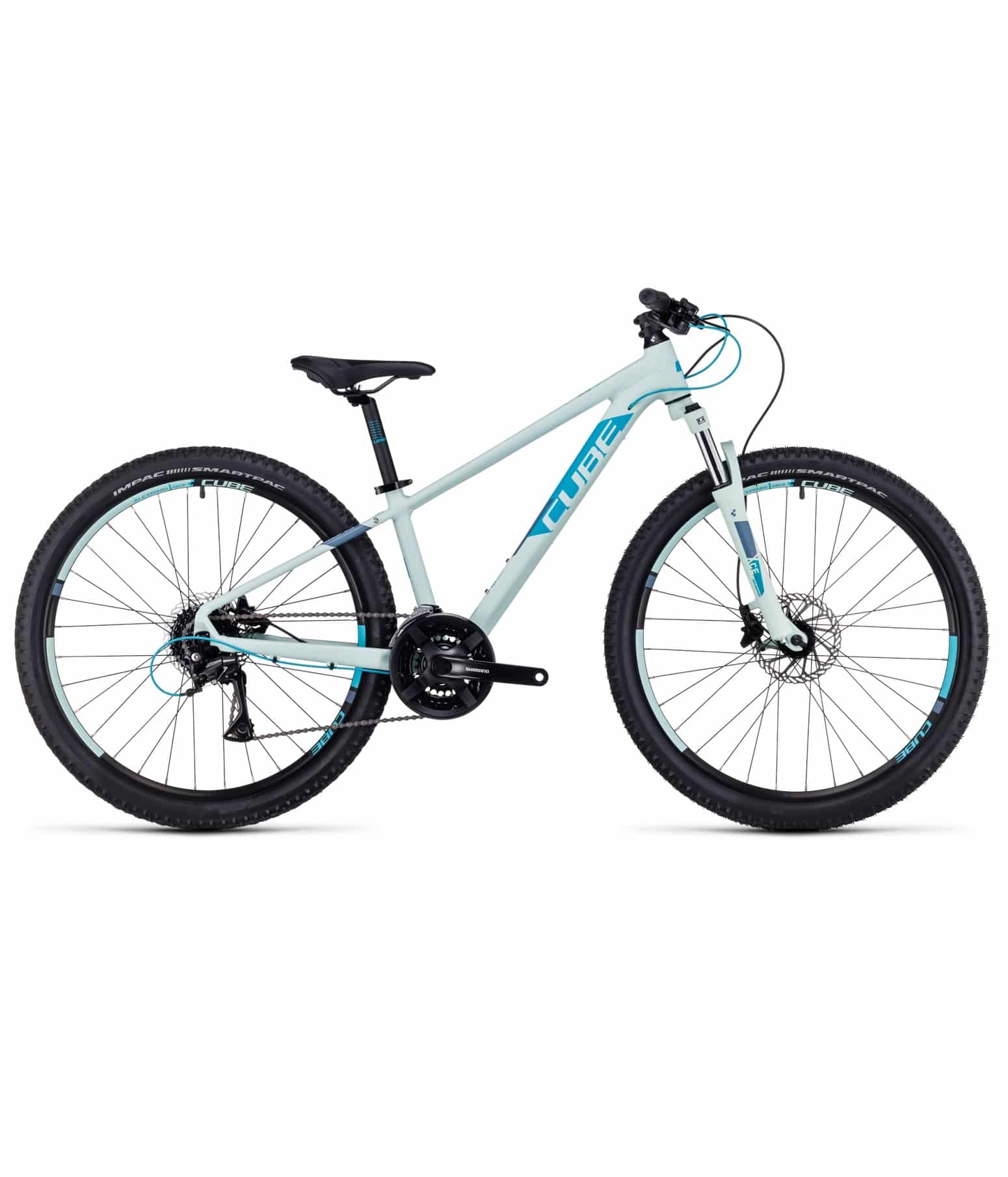 Cube-Acid-260-mint-23.jpg En ljusgrå och blå Cube mountainbike med framfjädring, platt styre, skivbromsar och tjocka däck, visad i profil mot en vit bakgrund.