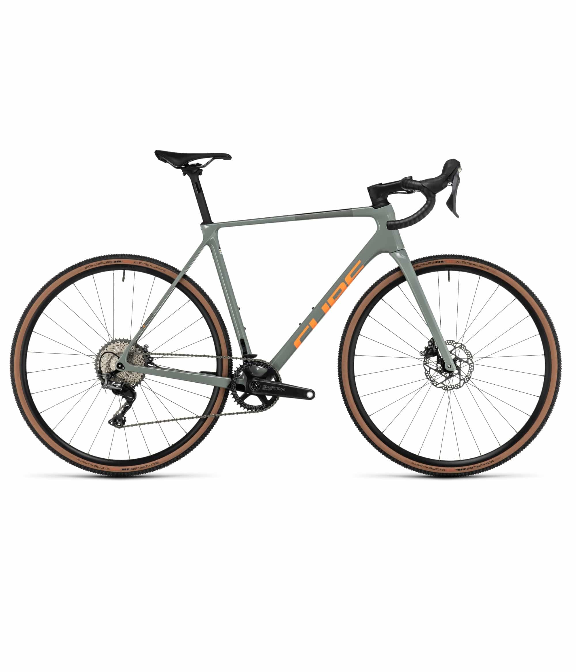 Cube-Cross-Race-Pro-C62-23.jpg En grå gravelcykel med orangefärgade detaljer visas i profil mot en vit bakgrund. Den har droppstyre, skivbromsar, svart sadel och däck med solbrända väggar.