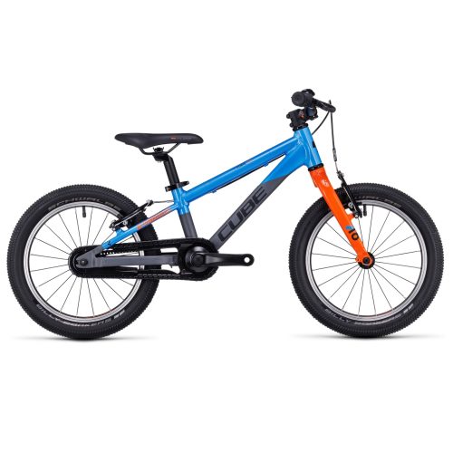 En blå och orange Cube Cubie 160 barncykel mot en vit bakgrund. Cykeln är väl belyst, vilket framhäver detaljerna och den lekfulla designen, perfekt för unga cyklister.