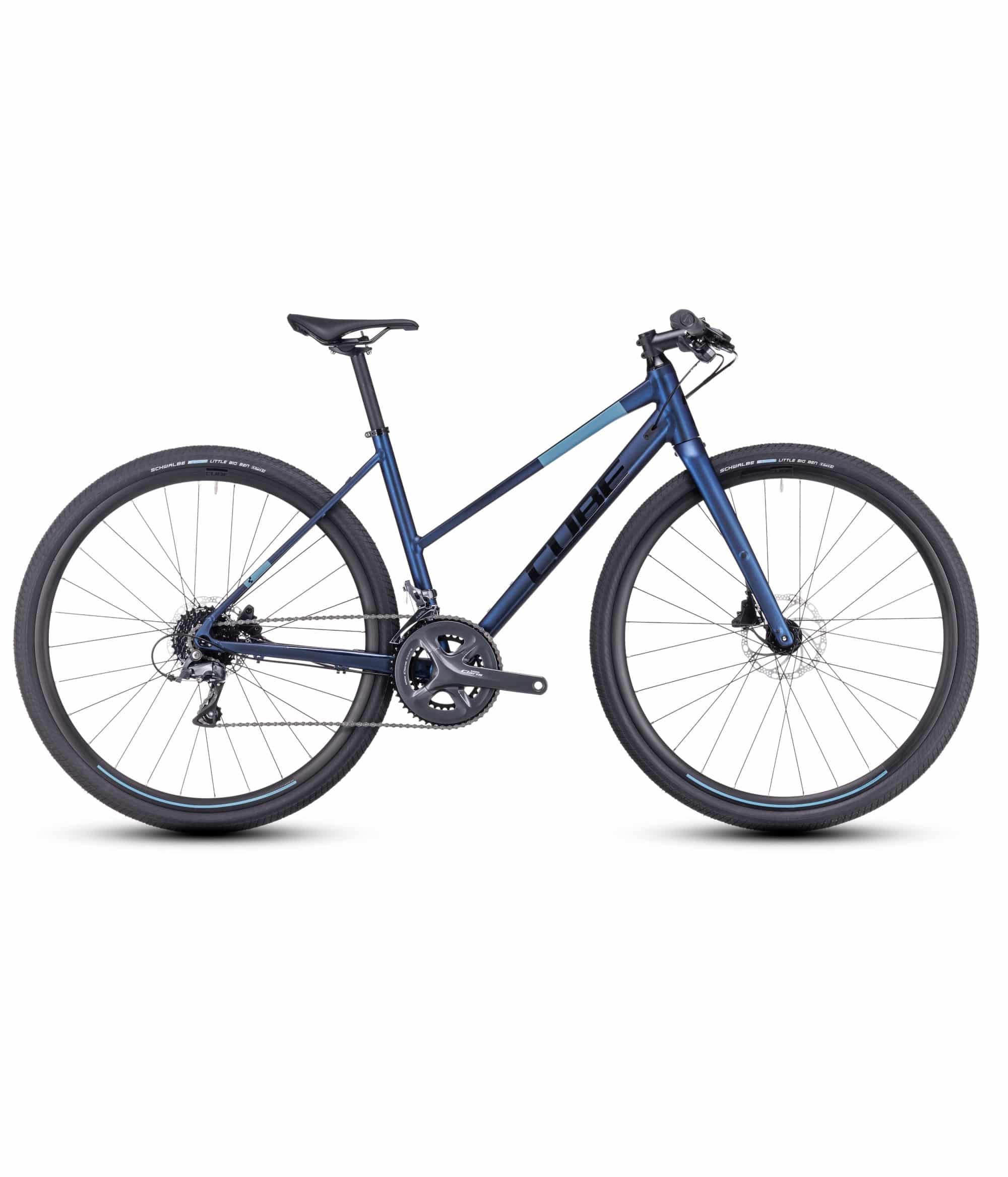 Cube-Nulane-Dam-23.jpg Sport/gravel Cube Nulane, Dam 2x8s, Blå är en blå hybridcykel med skivbromsar, tunna däck och en lättviktsram som visas från sidan mot en vit bakgrund.