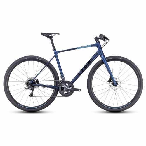 En blå hybridcykel med lättviktsram, platt styre, smala däck, skivbromsar och standardväxelsystem, visad i sidoprofil mot en vit bakgrund.