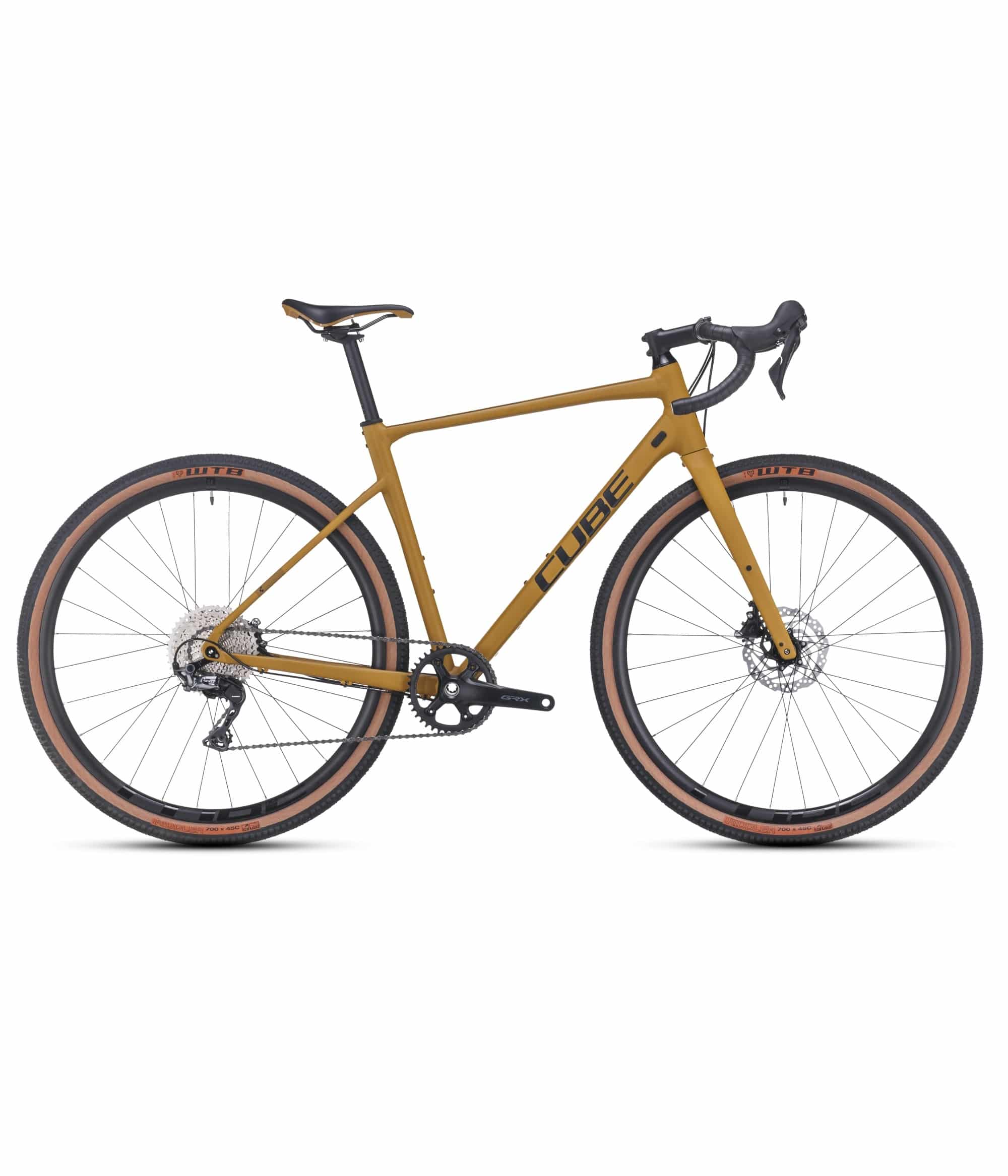 Cube-Nuroad-EX-2023.jpg En gul Cube gravelcykel med droppstyre, tunna däck med bruna sidoväggar, skivbromsar och svart sadel, fotograferad i sidoprofil mot en vit bakgrund.