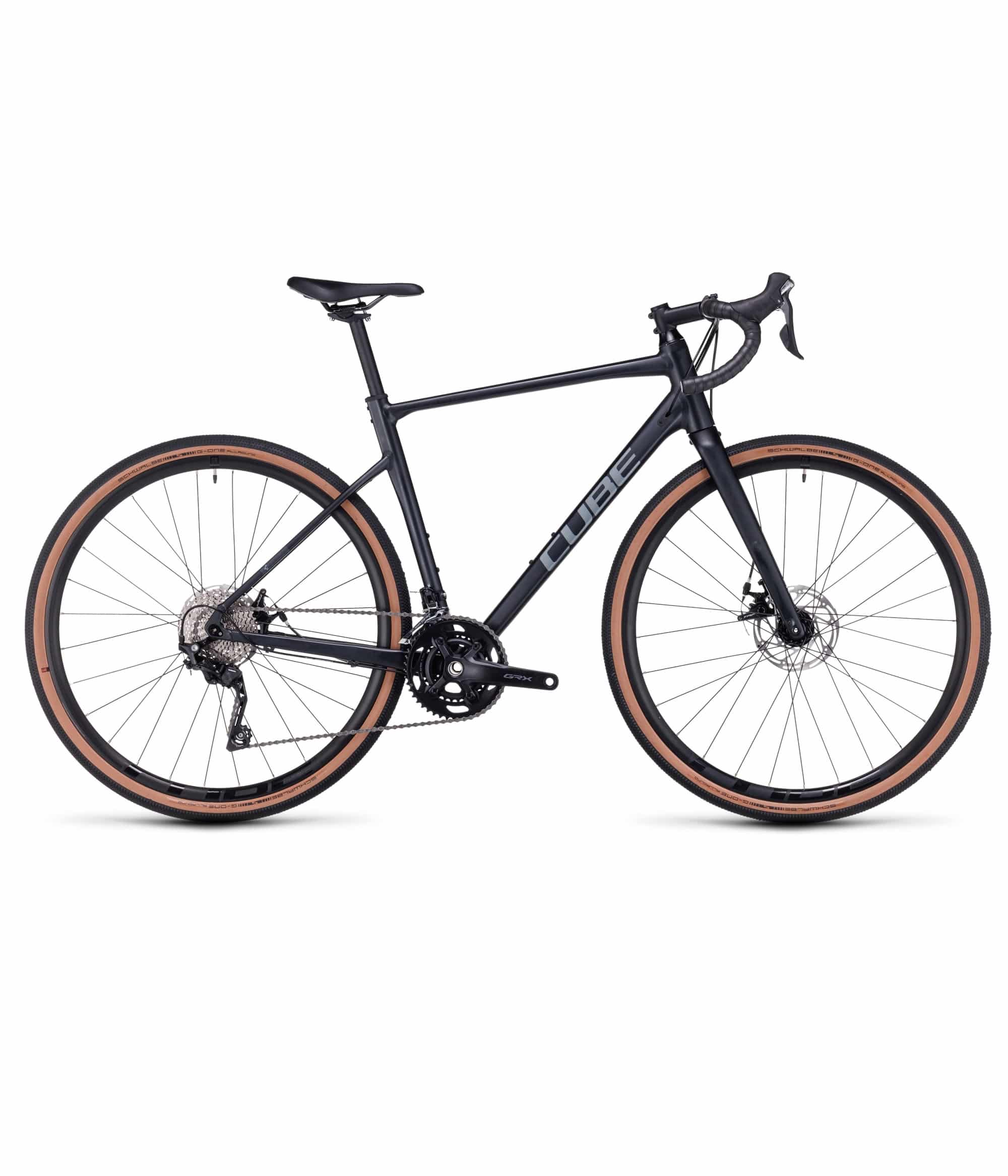 Cube-Nuroad-Pro-23.jpg En svart CUBE gravelcykel med droppstyre, skivbromsar och däck med solbrända sidor, visad i profil mot en vit bakgrund.