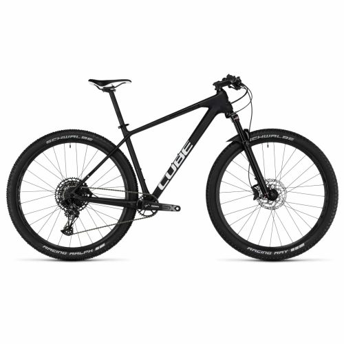 En svart Cube mountainbike med lättviktsram, upprätt styre, skivbromsar, framfjädring och stora Schwalbe-däck, sedd från sidan mot en vit bakgrund.