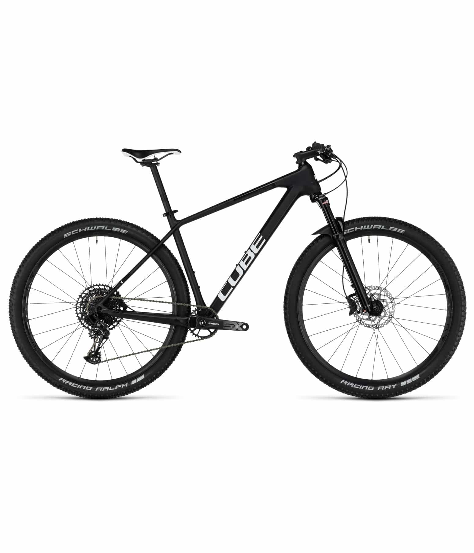 Cube-Reaction-C62-One-svart.jpg En svart Cube mountainbike med lättviktsram, upprätt styre, skivbromsar, framfjädring och stora Schwalbe-däck, sedd från sidan mot en vit bakgrund.