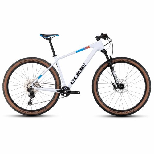 En vit Cube mountainbike med framfjädring, svart styre och bruna Schwalbe-däck fotograferas från sidan på en vit bakgrund.