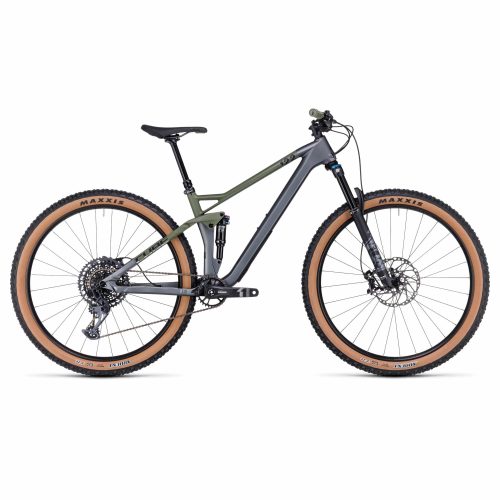 En heldämpad mountainbike med mattgrön och grå ram, stora däck med solbrända väggar, skivbromsar och droppsadelstolpe visas i profil mot en vit bakgrund.