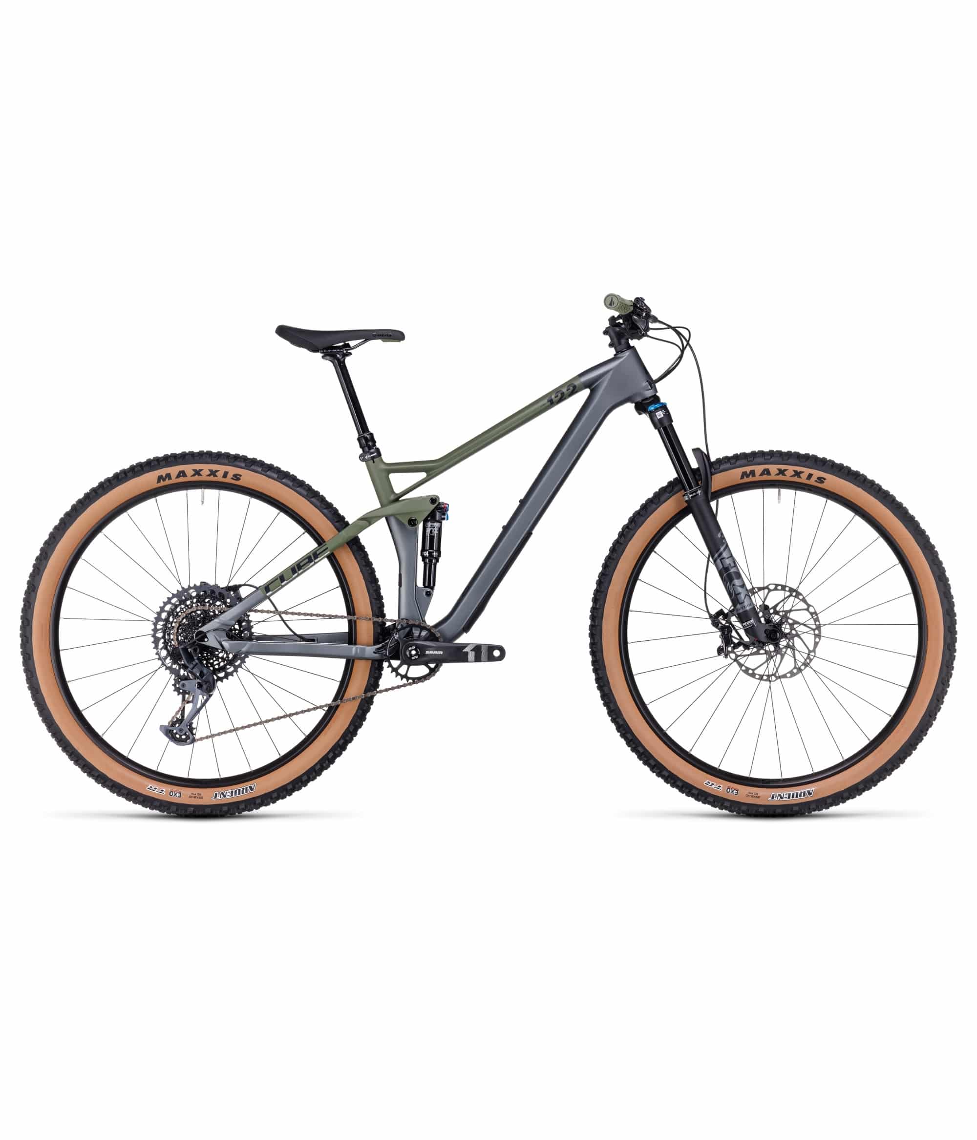 Cube-Stereo22-120-HPC-TM-23.jpg En heldämpad mountainbike med mattgrön och grå ram, stora däck med solbrända väggar, skivbromsar och droppsadelstolpe visas i profil mot en vit bakgrund.