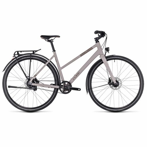 En mattgrå hybridcykel med genomgående ram, platt styre, skivbromsar, fram- och bakskärmar, lasthållare bak och smala landsvägsdäck, fotograferad från sidan mot en vit bakgrund.