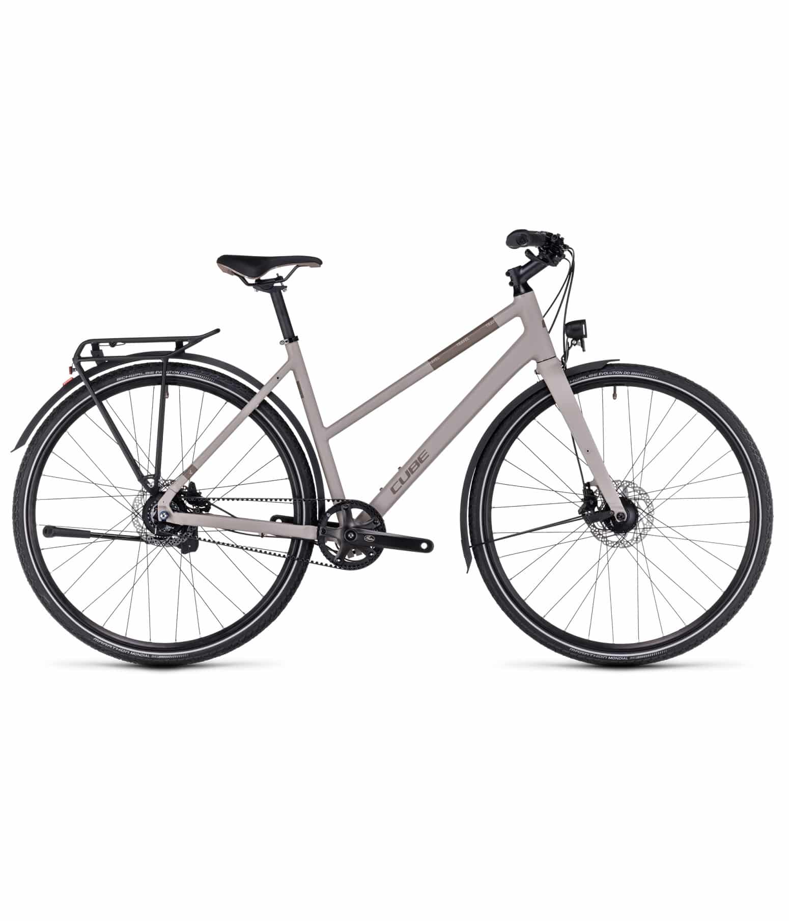 Cube-Travel-EXC-dam-23.jpg En mattgrå hybridcykel med genomgående ram, platt styre, skivbromsar, fram- och bakskärmar, lasthållare bak och smala landsvägsdäck, fotograferad från sidan mot en vit bakgrund.