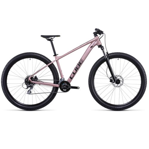 En rosa MTB 29" Cube Access WS EAZ med rakt överrör, framgaffel med fjädring, svart sadel, platt styre och skivbromsar. "CUBE"-märket finns på ramen. Cykeln visas från sidan.
