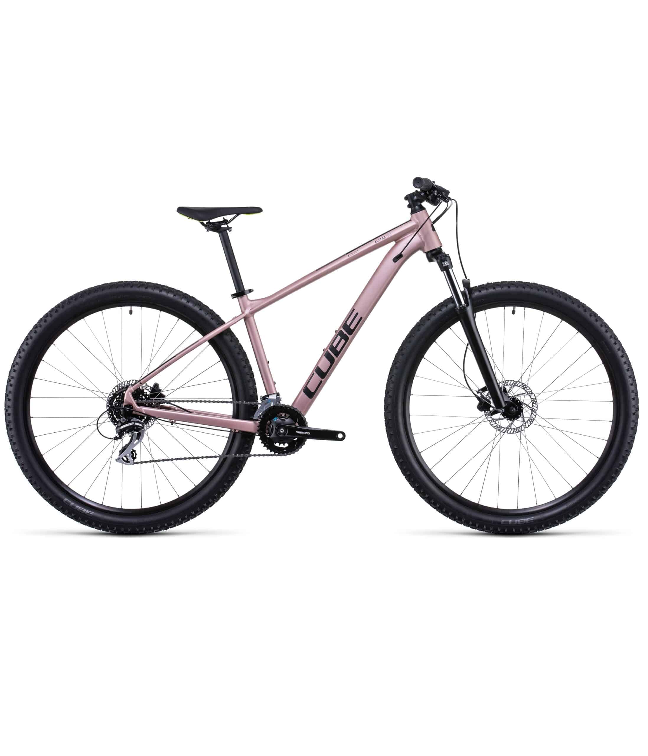 Cube-access-wz-eaz-scaled-1.jpg En rosa MTB 29" Cube Access WS EAZ med rakt överrör, framgaffel med fjädring, svart sadel, platt styre och skivbromsar. "CUBE"-märket finns på ramen. Cykeln visas från sidan.