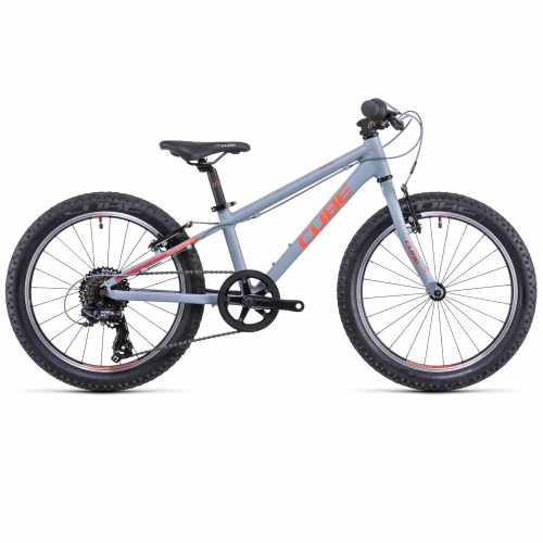 En grå Barncykel 20" Cube Acid 200 7 växlad mountainbike för barn med svarta hjul, svart sadel, platt styre och röda detaljer i profil mot en vit bakgrund.