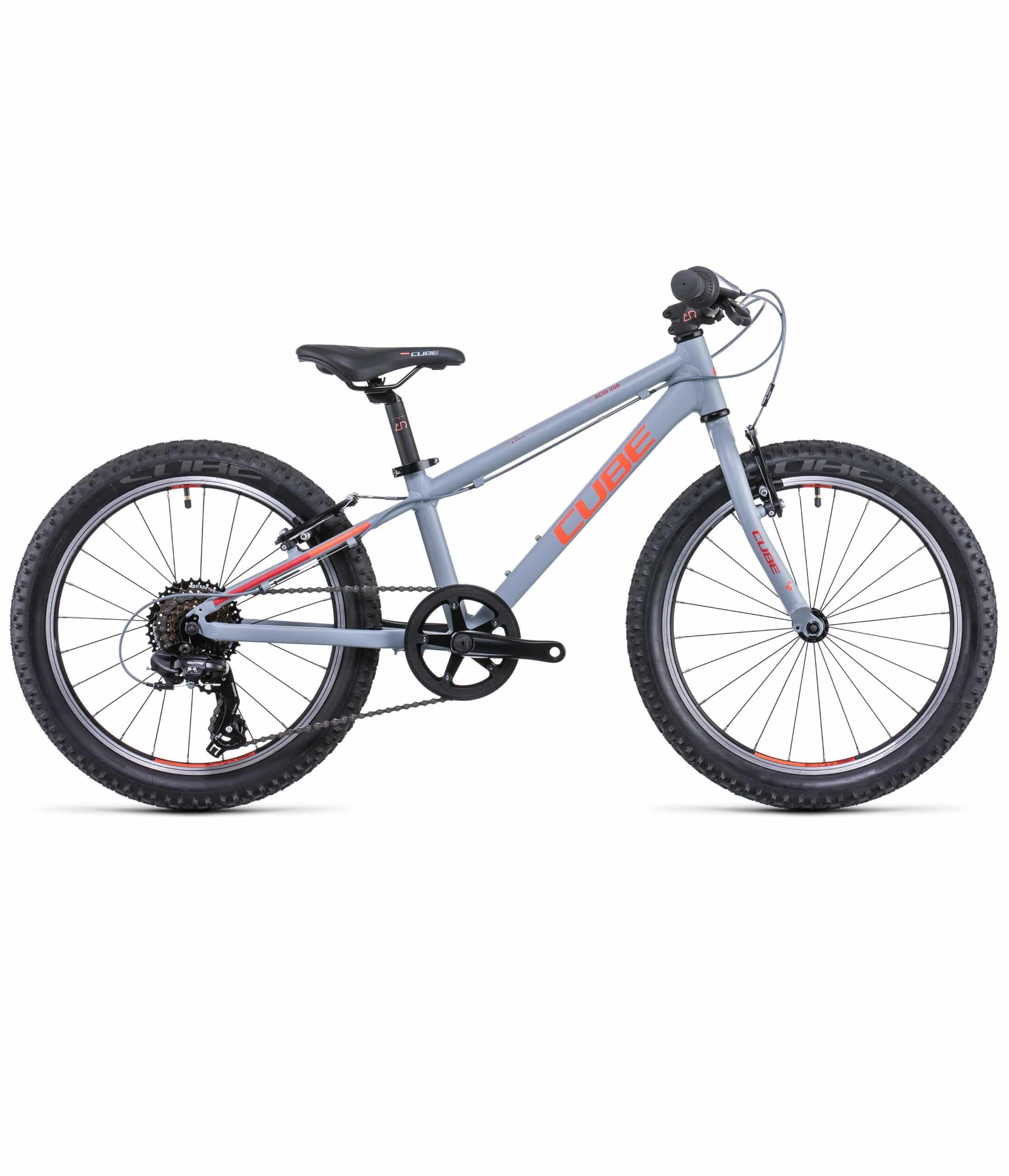 Cube-acid-200-gron-22-scaled-1.jpg En grå Barncykel 20" Cube Acid 200 7 växlad mountainbike för barn med svarta hjul, svart sadel, platt styre och röda detaljer i profil mot en vit bakgrund.