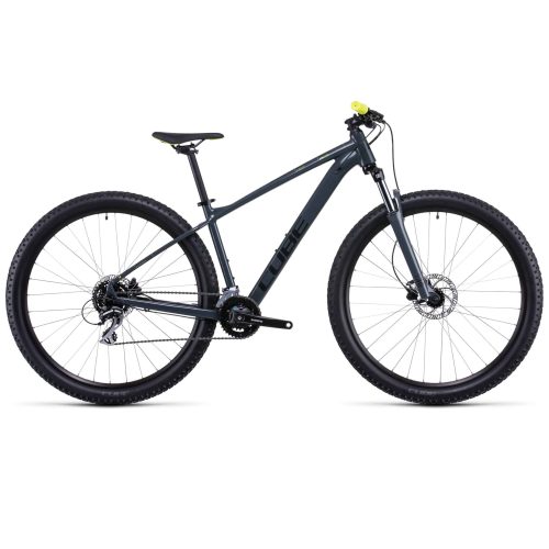 MTB 29" Cube Aim Pro - grå/gul är en grå och gul mountainbike med framfjädring, skivbromsar, breda knobbydäck och platt styre. Den visas i sidovy mot en vit bakgrund.