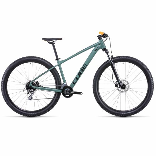 En sidovy av MTB 29" Cube Aim Pro - Grön, med en grön ram med "CUBE" i stora bokstäver, svarta hjul och däck, ett rakt styre med orange grepp och en framgaffel med fjädring.