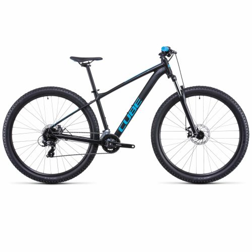 MTB Cube Aim 27,5" - Svart är en svart och blå mountainbike med rakt överrör, framgaffel med fjädring, knobbydäck, skivbromsar och "CUBE"-märke på ramen. Vy från sidan mot en vit bakgrund.
