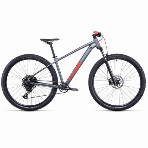 En grå MTB Cube Analog 27,5" mountainbike med framfjädring, svarta hjul, skivbromsar och en röd Cube-logotyp visas från sidan mot en vit bakgrund.