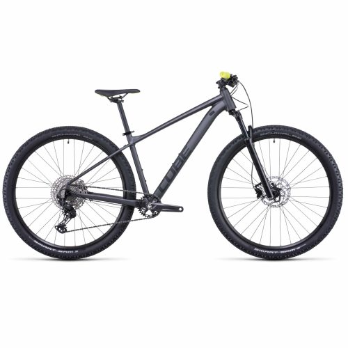 En grå MTB Cube Attention SL 27,5" med rakt överrör, framgaffel med fjädring, skivbromsar och 27,5-tumshjul. "Cube"-logotypen finns på ramen och handtagen är gula.