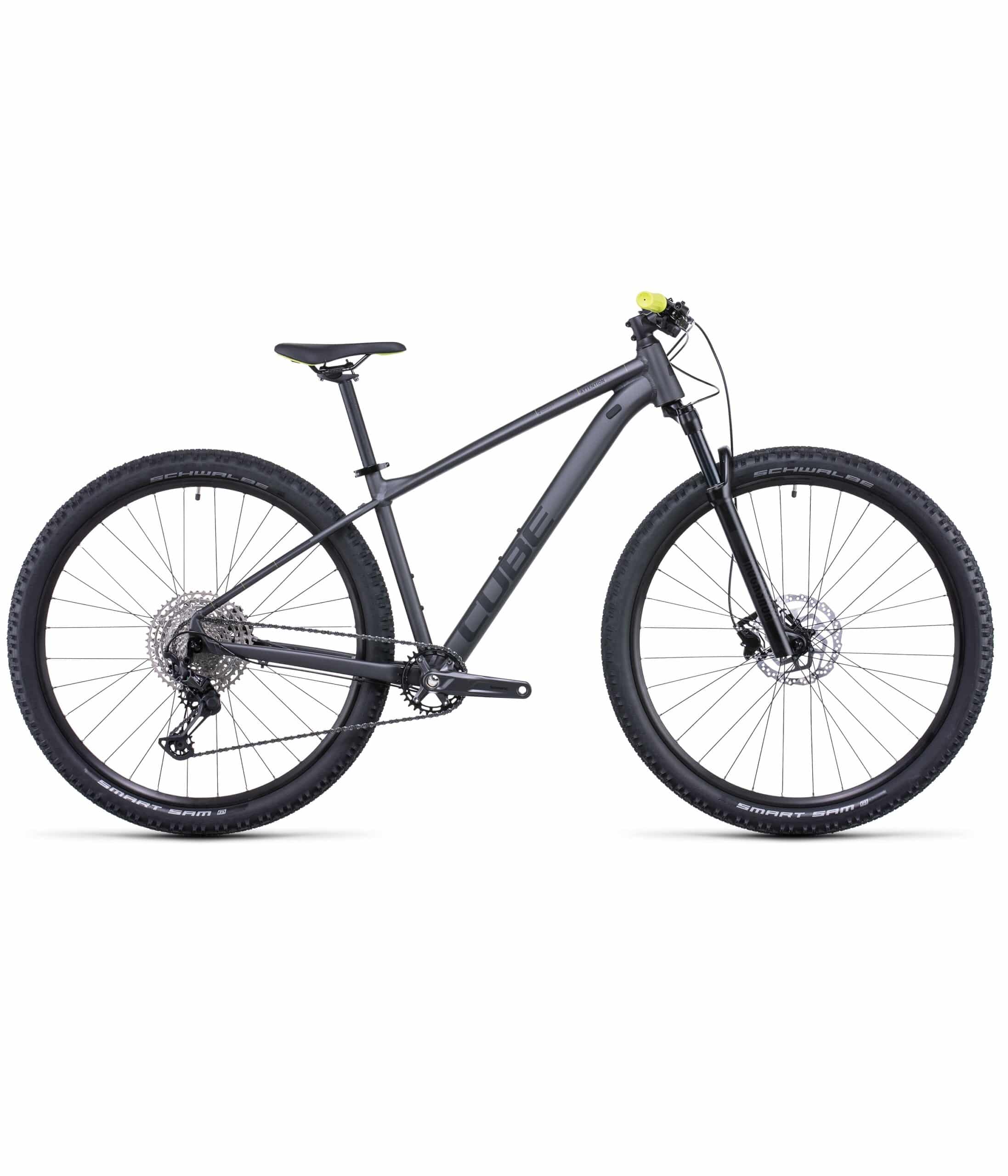 Cube-attention-sl-gr-22-scaled-1.jpg En grå MTB Cube Attention SL 27,5" med rakt överrör, framgaffel med fjädring, skivbromsar och 27,5-tumshjul. "Cube"-logotypen finns på ramen och handtagen är gula.