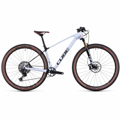 MTB Cube Elite C:62 Pro - 1x12s är en vit mountainbike med svarta och röda detaljer, med 29-tumshjul, rakt styre, framgaffel med fjädring, skivbromsar och tunna knobbydäck, visad från sidan mot en vit bakgrund.
