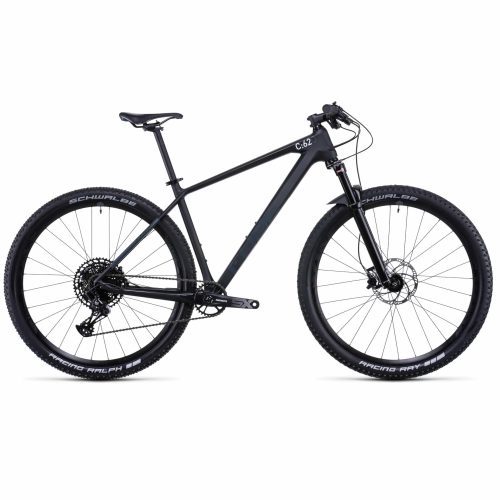 MTB Cube Reaction C:62 One 29" - Svart är en mattsvart hardtail mountainbike med framfjädring, platt styre, stora knobbydäck och skivbromsar, visad från sidan mot en vit bakgrund.