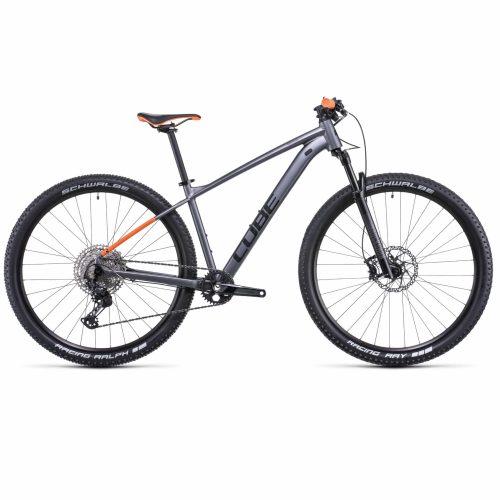 En grå Cube mountainbike med svarta och orangefärgade detaljer, med framfjädring, skivbromsar och Schwalbe Racing Ralph-däck, visad i sidoprofil mot en vit bakgrund.