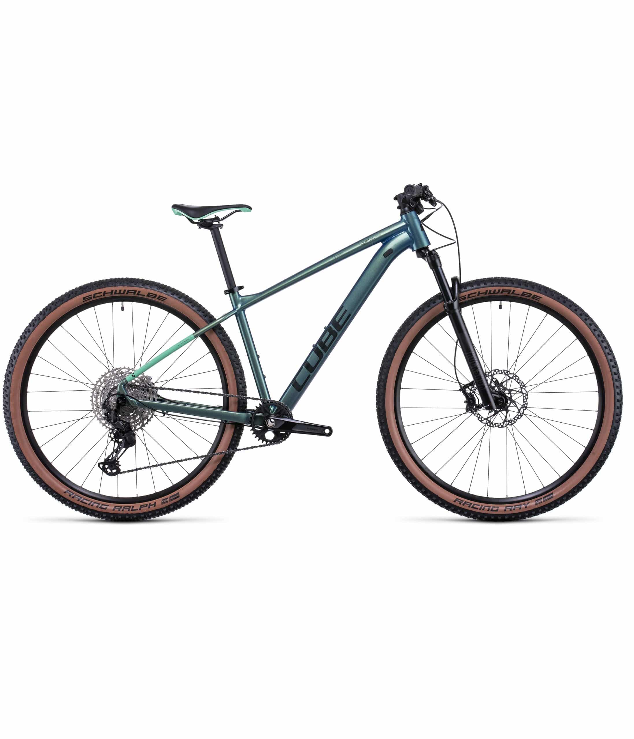 Cube-reaction-pro-vg-22-scaled-1.jpg MTB 29" Cube Reaction Pro 29" har en metallgrön ram, svart styre, brunmönstrade däck, framfjädring, skivbromsar och "CUBE"-märke på ramen. Visas mot en enfärgad vit bakgrund.