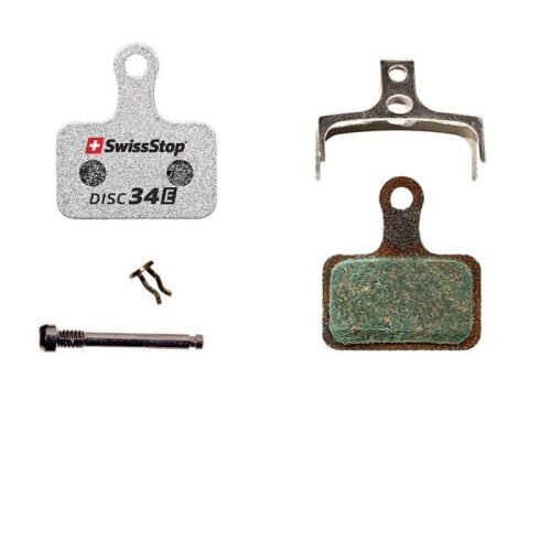 Organiska skivbromsbelägg "Swissstop Disc 34 E" visas i en detaljerad produktbild med en skruv, fjäder och monteringsbygel mot en vit bakgrund.