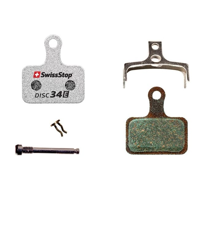Disc24E.jpg Organiska skivbromsbelägg "Swissstop Disc 34 E" visas i en detaljerad produktbild med en skruv, fjäder och monteringsbygel mot en vit bakgrund.