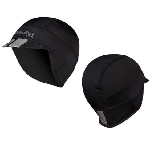 Två Endura Pro SL Cap mössa med skärm i svart visade från olika vinklar: den vänstra visar sidlogotyp och främre visir, medan den högra framhäver bakre reflexband och panelsömmar.