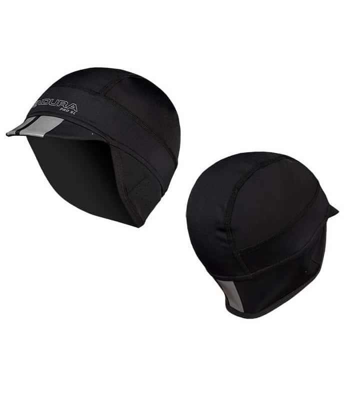 E0152BK-1.jpg Två Endura Pro SL Cap mössa med skärm i svart visade från olika vinklar: den vänstra visar sidlogotyp och främre visir, medan den högra framhäver bakre reflexband och panelsömmar.