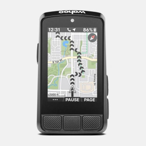 Den svarta GPS:en Wahoo Elemnt Bolt V3 visar en detaljerad karta med ruttmarkeringar, navigeringspilar och information på skärmen som tid, batterinivå och kontrollalternativ.